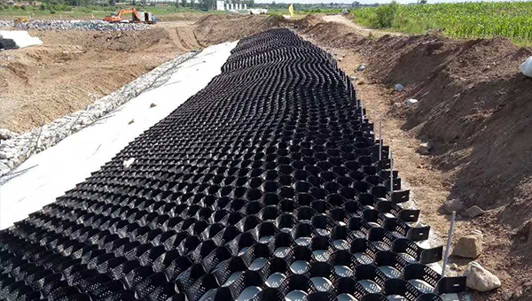 详谈土工格室功能应用介绍